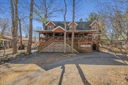 2119 Vacation Lane, Pocono Summit, Pennsylvania 18346, USA