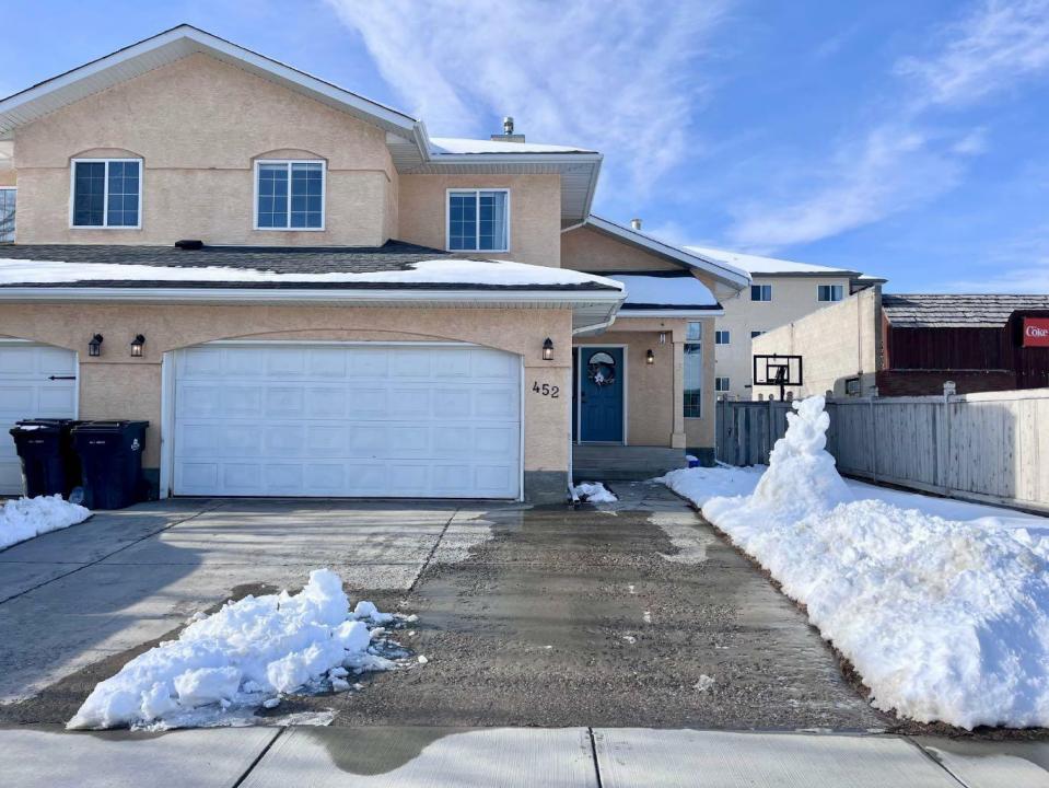 452 MOUNTAIN STREET, Hinton, Alberta T7V 1K2, Canada