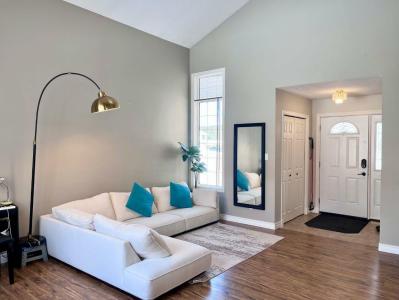 452 MOUNTAIN STREET, Hinton, Alberta T7V 1K2, Canada
