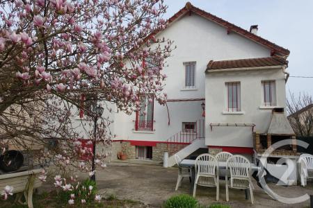 Mandres Les Roses, Île-de-France 94520, Francia
