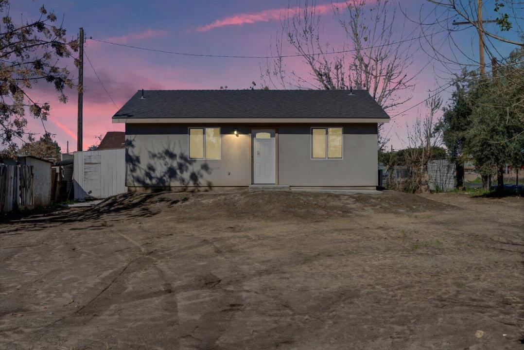 863 E Date Avenue, Porterville, California 93257