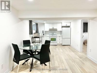 2 PANNAHILL ROAD, Toronto (bathurst Manor), Ontario M3H 4N3, Canada