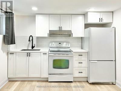 2 PANNAHILL ROAD, Toronto (bathurst Manor), Ontario M3H 4N3, Canada