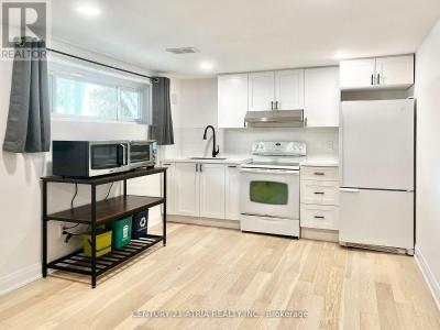 2 PANNAHILL ROAD, Toronto (bathurst Manor), Ontario M3H 4N3, Canada