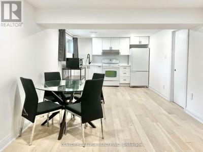 2 PANNAHILL ROAD, Toronto (bathurst Manor), Ontario M3H 4N3, Canada