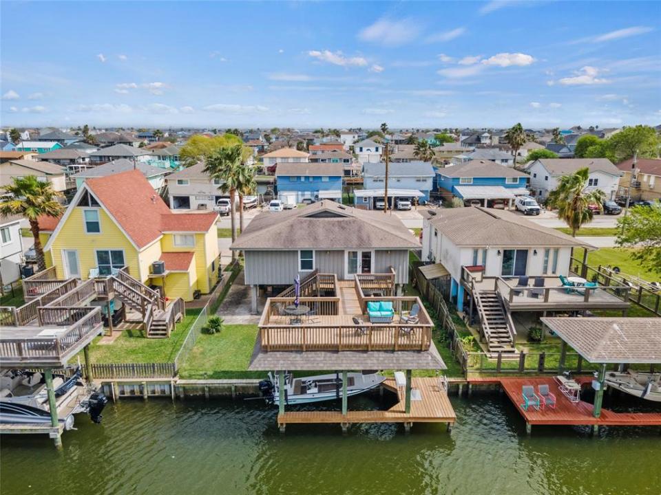 170 Barracuda Street, Bayou Vista, Texas 77563