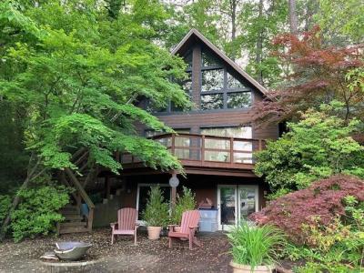 1516 W Lakeshore Drive, Landrum, SC 29356, USA
