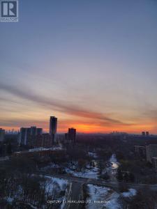 1 MASSEY SQUARE, Toronto (crescent Town), Ontario M4C 5L4, Canadá