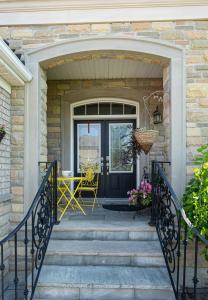 1 RUSSEL DRIVE, Bradford West Gwillimbury, Ontario L4G 7K5, Canada