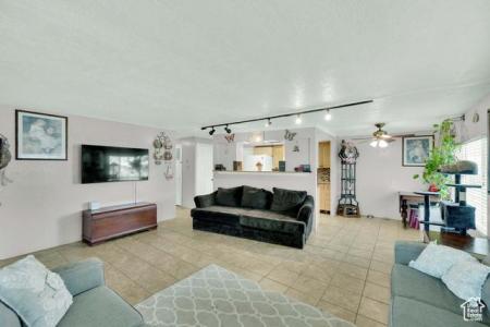 190 E NIMUE CIR 133, North Salt Lake, יוטה 84054, ארצות הברית של אמריקה