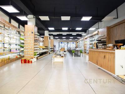Komuna e Parisit, Tirana, Arnavutluk
