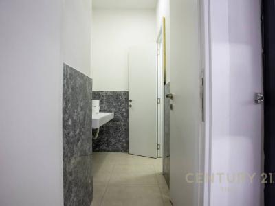 Komuna e Parisit, Tirana, Arnavutluk