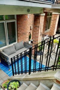 415 JARVIS STREET, Toronto, Ontario M4Y 3C1, Canada