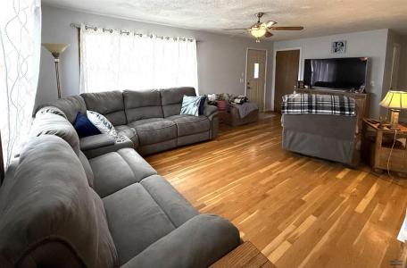 304 10th Avenue, Edgemont, South Dakota 57735