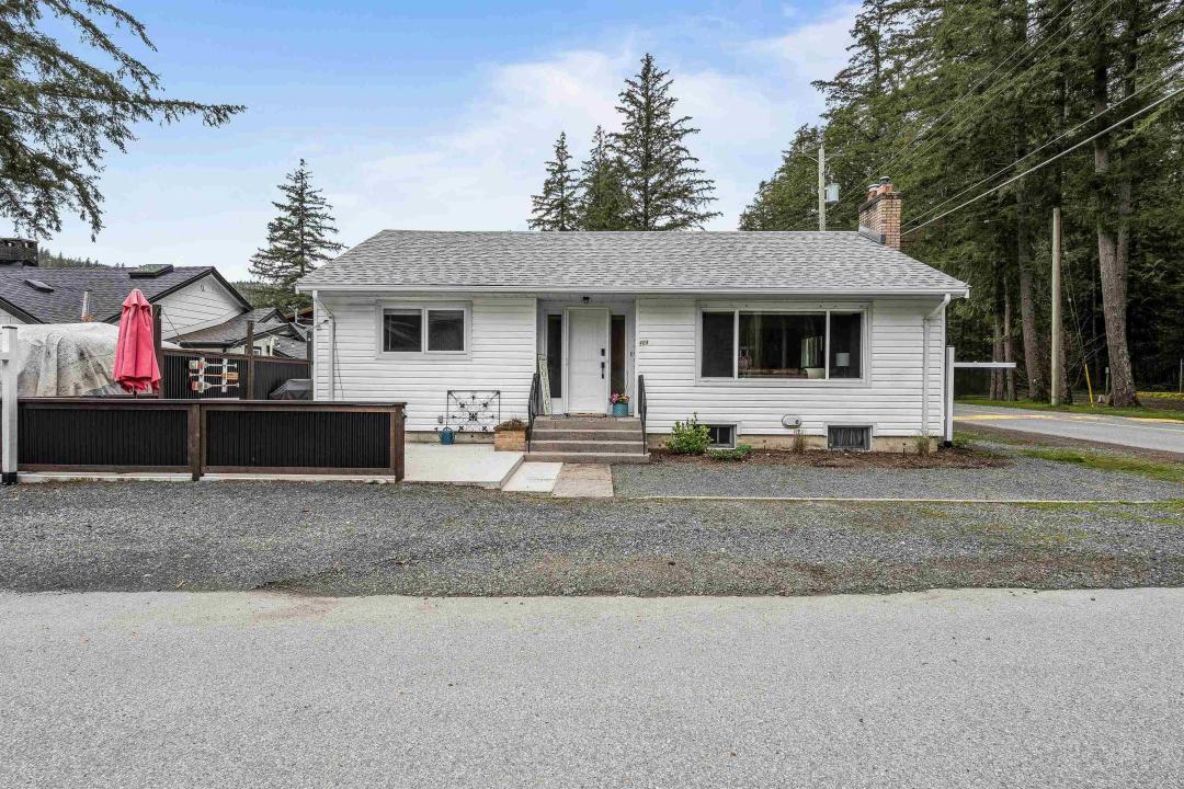 404 BIRCH STREET, Cultus Lake, British Columbia V2R 4Z3, Canada