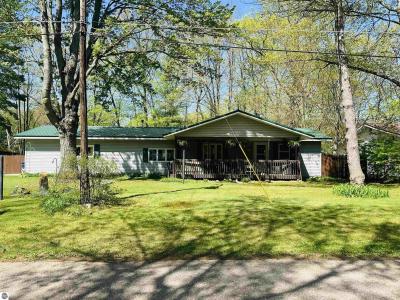 596 Green Street, Harrison, Michigan 48625, USA
