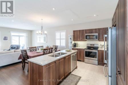 4 CHARLIE RAWSON BOULEVARD, Tay (victoria Harbour), Ontario L0K 2A0, Canada