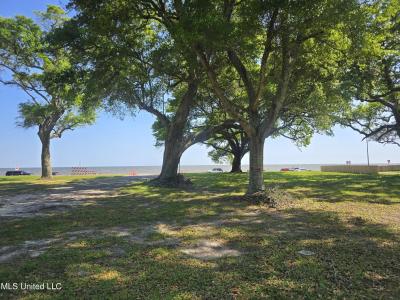 1528 Beach Drive, Gulfport, Mississippi 39507, USA
