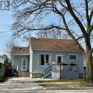 327 BROCK STREET SOUTH, Sarnia, Ontario N7T 2W7, Canada