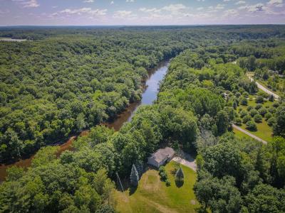 8594 S. Felch R, Newaygo, Michigan 49337, USA