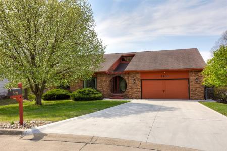 2800 Claiborne Circle, Urbandale, Iowa 50322, USA