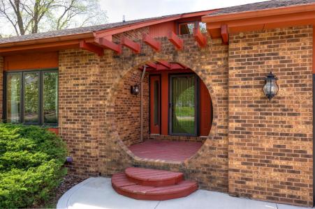 2800 Claiborne Circle, Urbandale, Iowa 50322, USA