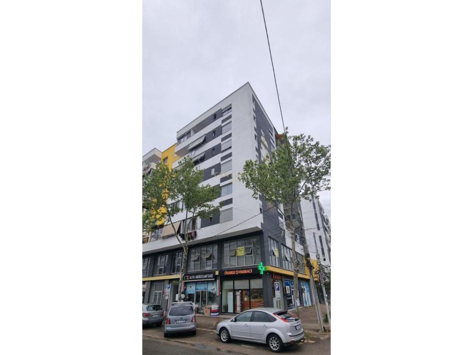 Kamez Qender, Tirana, Albania