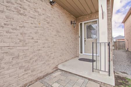 484 MENCZEL CRESCENT, Newmarket, Ontario L3X 2P6, Canada