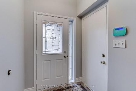 484 MENCZEL CRESCENT, Newmarket, Ontario L3X 2P6, Canada