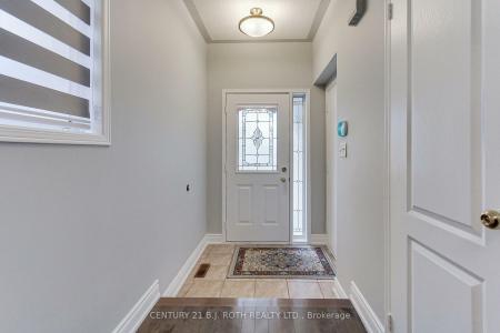 484 MENCZEL CRESCENT, Newmarket, Ontario L3X 2P6, Canada