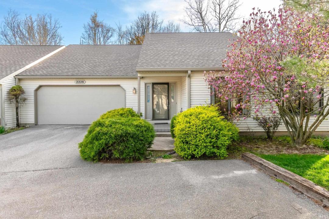 2228 E Cape Cod Drive, Bloomington, אינדיאנה 47401, ארצות הברית של אמריקה