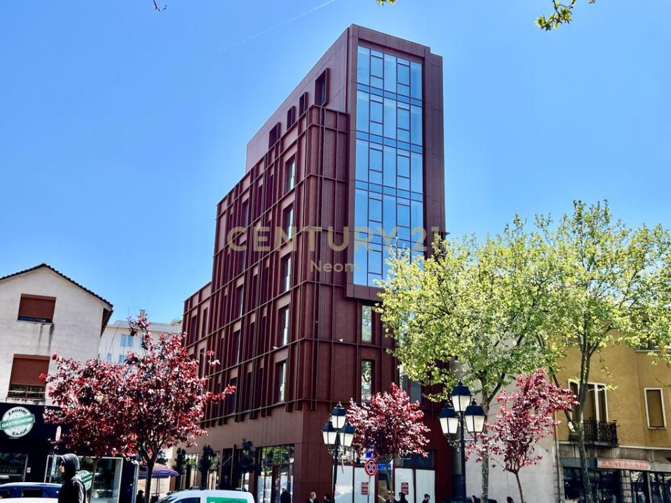 Rruga e Kavajës, Tirana, Albania