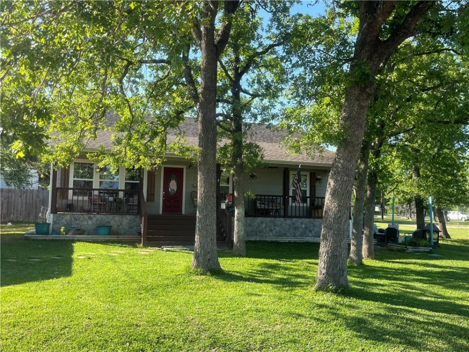 210 Shady Oak Street, Somerville, Texas 77879