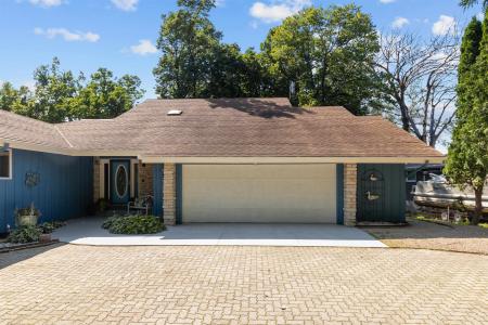 1096 Lakeshore Drive, Menasha, Wisconsin 54952