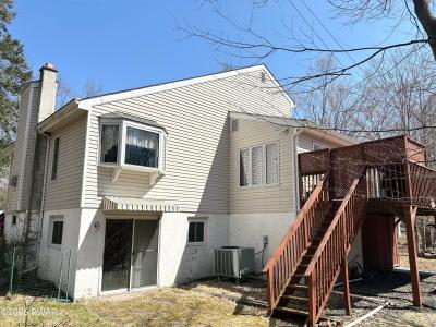 1050 Green Valley Circle, Lake Ariel, Pennsylvania 18436, USA