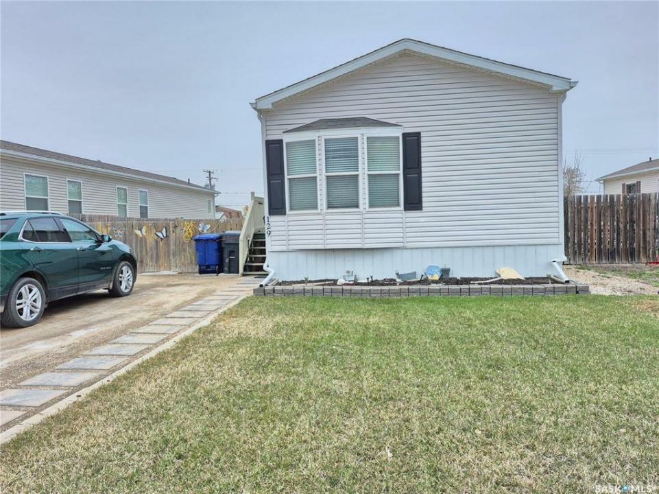 129 1ST AVENUE SW, Weyburn, Saskatchewan S4H 2H9, Canada