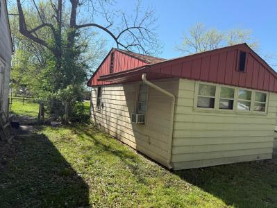 1005 South Park Avenue, Aurora, Missouri 65605, USA