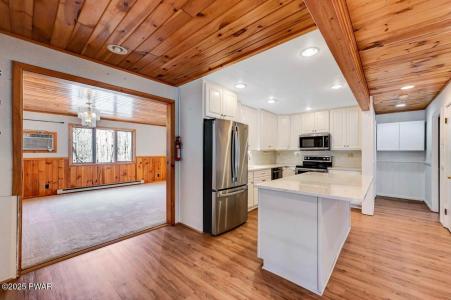 816 Woodland Court, Lords Valley, Pennsylvania 18428, USA