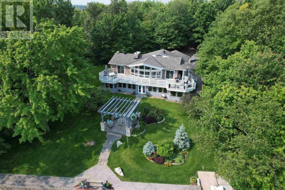 990 B LINE RD, St. Joseph Island, Ontario P0R 1J0, Canadá