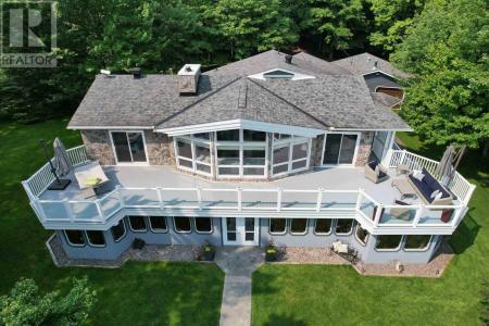 990 B LINE RD, St. Joseph Island, Ontario P0R 1J0, Canadá