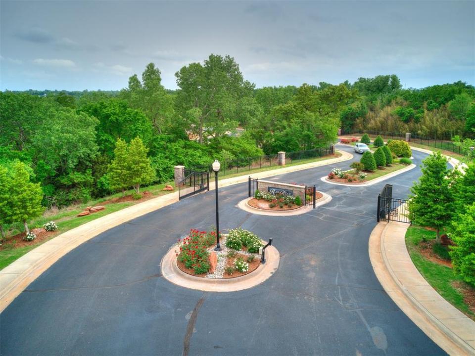 4433 Redbud Circle, Oklahoma City, Oklahoma 73111, USA