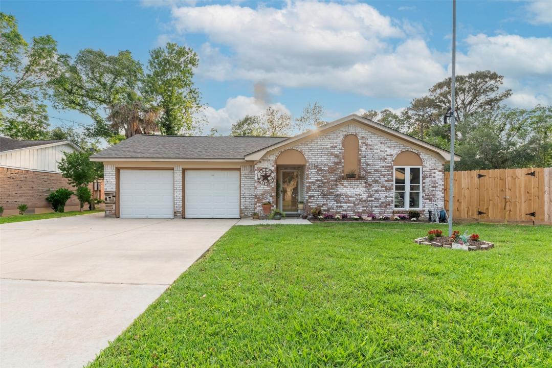 5308 Tanglebriar Drive, Dickinson, Texas 77539