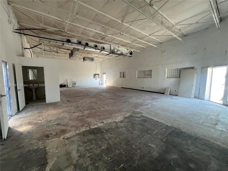 1325 E 10th Ave 1, Hialeah, Флорида 33010, Соединенные Штаты