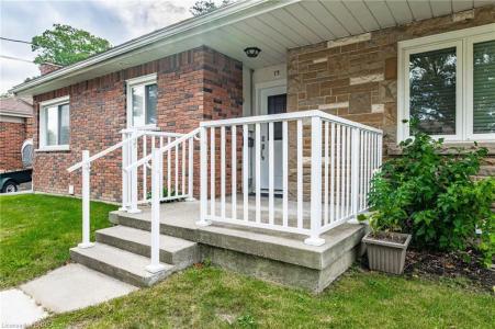 75 HENDERSON AVENUE, Brantford, Ontario N3R 4W1, Canada