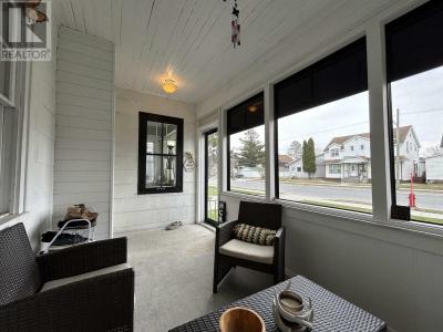 324 SECOND ST E, Fort Frances, Ontario P9A 1M8, Canada