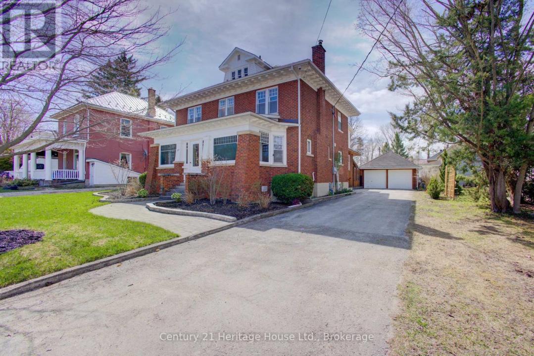 375 LAMBTON STREET WEST, West Grey, Ontario N0G 1R0, Kanada