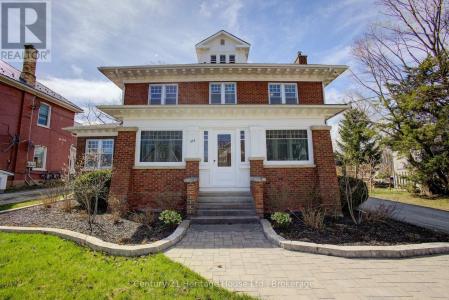 375 LAMBTON STREET WEST, West Grey, Ontario N0G 1R0, Kanada