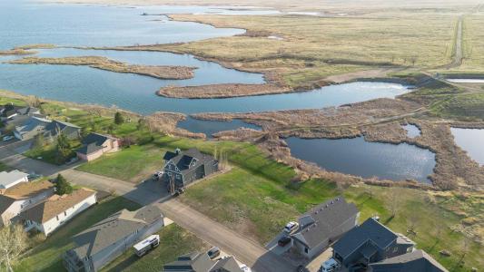 104 WHITE PELICAN WAY, Lake Newell Resort, アルバータ T1R 0X5, カナダ