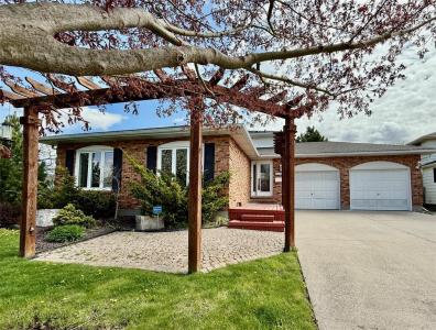 100 HASTINGS CRESCENT, Sarnia, Ontario N7S 5K5, Canada