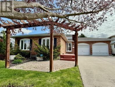 100 HASTINGS CRESCENT, Sarnia, Ontario N7S 5K5, Canada